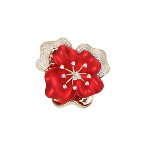 Elegante spilla a fiore dorata con petali in smalto rosso e zirconi luminosi
