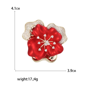 Elegante spilla a fiore rosso con foglie dorate e zirconi scintillanti da sposa