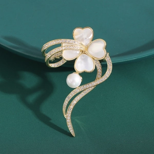 Broche Fleur en Cuivre Zirconium Luxe pour Femme en Nacre Coquillage Trèfle avec Künstliche Perle Accessoire Élégant pour Costume