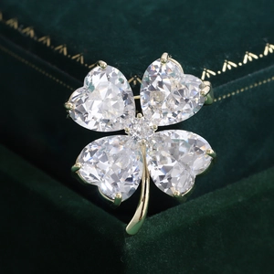 Détail de la broche trèfle à quatre feuilles avec cristaux sur écrin en velours