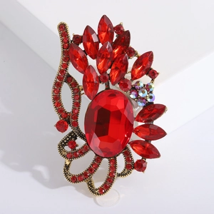 Broche vintage en cristal avec grand strass rouge ovale et design d'aile dorée