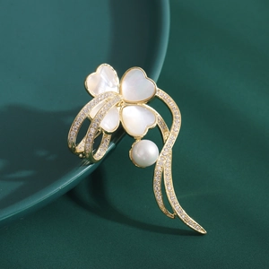 Broche trèfle élégante avec pétales en nacre, perle et accents de zircone dorée