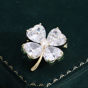 Élégante broche trèfle à quatre feuilles avec pétales de cœur en cristal sur boîte verte