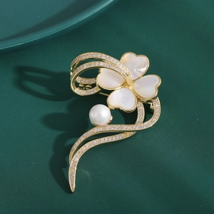 Broche fleur en or avec pétales en nacre trèfle, accents de zircon et perle blanche
