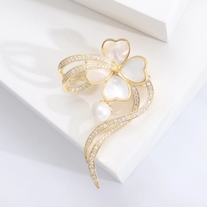 Broche trèfle à quatre feuilles dorée avec incrustation en nacre et perle pendante