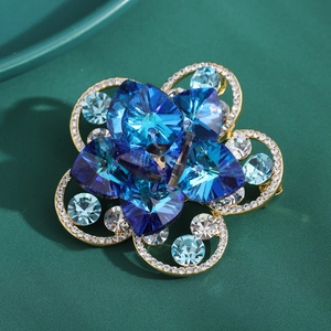 Eleganter Gold-Blumen-Brosche mit tiefblauen Herzkristallen und funkelnden weißen Strass