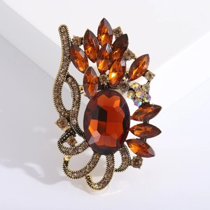 Détail d'une broche bohème vintage avec pierre ambre et métal doré antique élégant