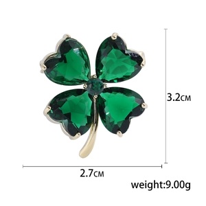 Broche trèfle à quatre feuilles vert et doré avec cristaux, dimensions 3,2cm x 2,7cm
