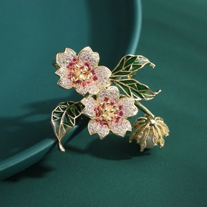 Élégante broche florale avec zircons et perle sur un fond vert foncé luxueux et raffiné