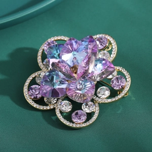 Eleganter vergoldeter Blumenbrosche mit lila Herzkristallen und weißen Diamantakzenten