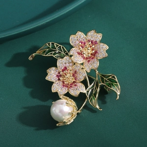Broche fleur élégante avec cristaux de zircon, feuilles vertes et perle blanche