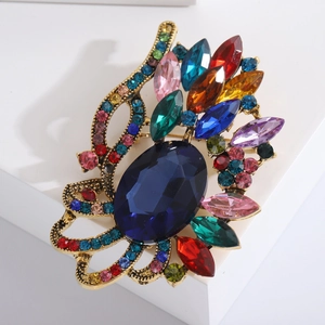 Broche vintage dorée avec grande pierre bleue ovale et cristaux multicolores variés