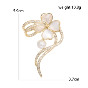 Broche fleur dorée élégante avec pétales de trèfle, nacre et strass étincelants de luxe