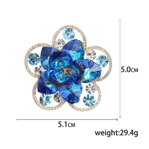 Broche fleur en cristal élégante avec pétales en cœur bleus et finition dorée