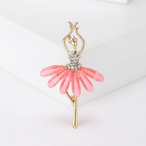 Broche ballerine élégante avec cadre doré, strass étincelants et jupe en pétales roses