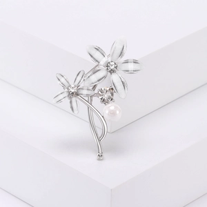 Élégante broche fleur en acrylique blanc avec perles et accents en alliage d'argent
