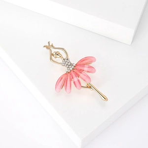 Détail d'une broche ballerine élégante aux pétales roses et cristaux brillants