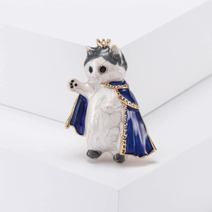Broche de gato príncipe de dibujos animados con corona dorada y capa azul esmaltada