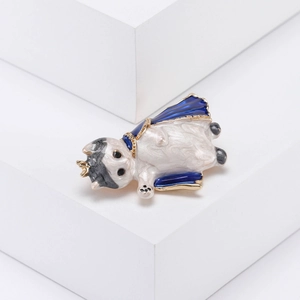 Elegante broche de gato esmaltado con capa azul y corona dorada en base blanca