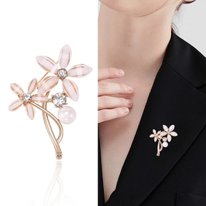 Broche fleurie élégante en acrylique rose avec base en alliage doré et perle pour femme