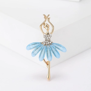 Broche ballerine dorée élégante avec jupe pailletée bleu clair et strass blancs