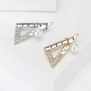 Creative Alloy Triangle Ruler Brooch For Women Rhinestone Artificial Pearl Academic Stationery Lapel Pin Fashion Jewelry Accessories