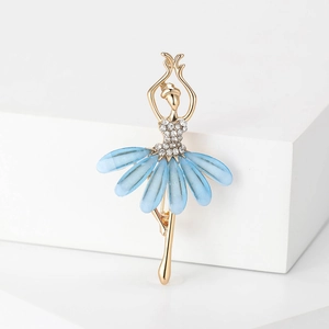 Détail d'une broche ballerine élégante avec pétales en résine bleue et strass brillants