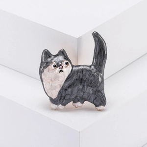 Broche chat créative en émail avec expression décalée sur présentoir blanc épuré