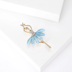 Détail de la broche ballerine avec pétales bleus pailletés et cristaux fins