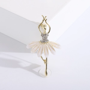 Broche danseuse de ballet dorée avec strass scintillants et détails en émail blanc