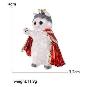 Lindo broche de gato príncipe blanco con capa roja y corona, detalle de tamaño de 4 cm