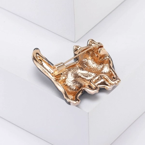 Détail de la broche corgi dorée montrant l'épingle arrière et la texture métallique
