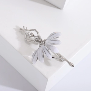 Broche de ballerine élégante en argent avec strass et jupe en pétales blancs