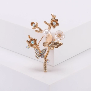 Broche élégante en forme de branche dorée avec papillons, perles et strass colorés