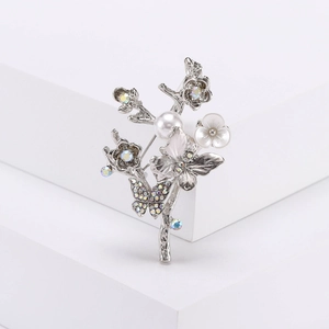 Broche élégante fleur papillon avec perles blanches et strass brillants sur base argentée