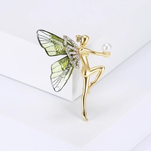 Détail de la broche fée aux ailes vertes étincelantes et d'une grande perle brillante
