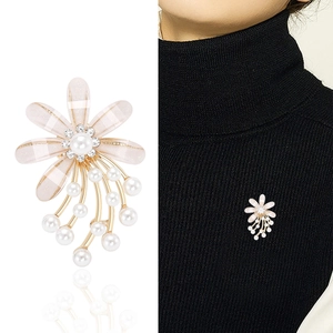 Eleganter rosa Blumen-Brosche mit Goldbeschichtung und hängenden weißen Perlen für Damen