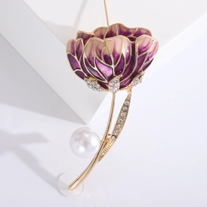 Detailaufnahme einer eleganten lila Emaille-Lotusbrosche mit Goldrand und Perlen