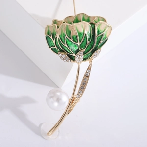 Detail einer eleganten Emaille-Tulpenbrosche mit glänzenden Strasssteinen und weißer Perle