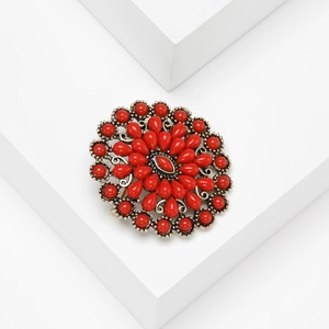 Broche fleur vintage avec strass rouges et finition dorée antique pour tenue de mode