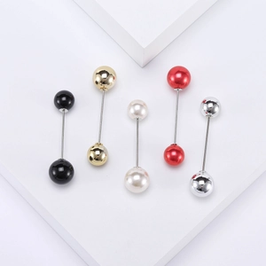 Ensemble de broches perles minimalistes en cinq couleurs sur supports géométriques