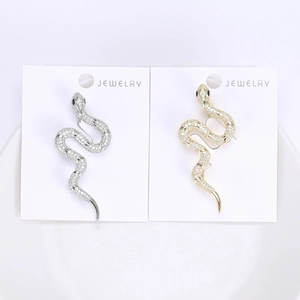 Détail macro de broches en forme de serpent avec zircons micro-sertis en argent et or