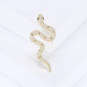 Détail de la broche serpent dorée avec micro-pavé de zircons et yeux noirs