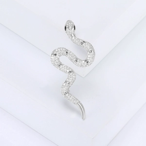 Détail de la broche serpent en argent avec micro-pavage de zircons et yeux en pierre noire