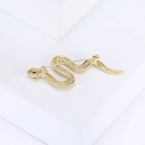 Détail de la broche serpent dorée sertie de zircons avec système de fermeture au dos