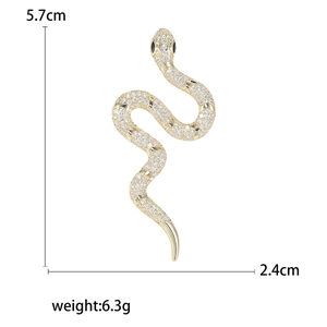 Broche serpent dorée avec pavage de zircons et yeux en pierre noire, longueur 5,7 cm
