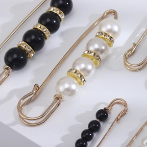 Vue détaillée d'épingles de sûreté mode avec perles et strass brillants