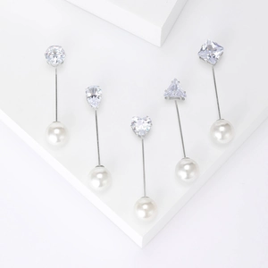 Set de 5 broches geométricos con circonitas de varias formas y perlas blancas en tono plata