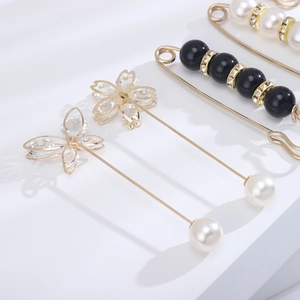 Ensemble de broches perles et cristaux avec motifs papillon et fleur en finition dorée