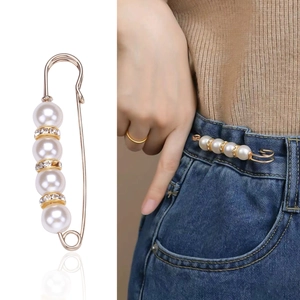 Épingle élégante en perles et or pour cintrer les vêtements, vue détaillée et mise en situation